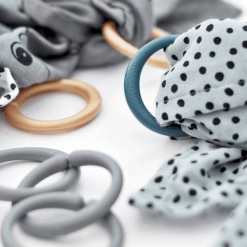 Voorkant -Kortingswinkel Voor Babyproducten done by deer speelgoedringen toy links dark blue d 1