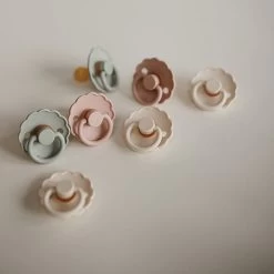 Frigg Fopspeen Daisy Bloom Latex Biscuit 0-6M -Kortingswinkel Voor Babyproducten frigg frigg fopspeen daisy bloom latex biscuit 0 6 2