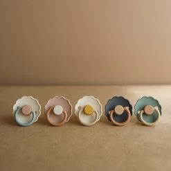 Frigg Fopspeen Daisy Night Latex Cream/Blush 0-6M - 2 Pack -Kortingswinkel Voor Babyproducten frigg frigg fopspeen daisy night latex cream blush 2