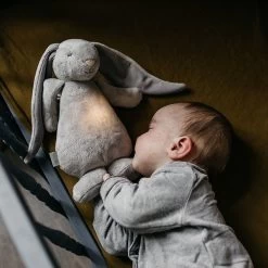 Moonie Knuffel Met Licht En Geluid Konijn Silver -Kortingswinkel Voor Babyproducten moonie moonie knuffel met licht en geluid konijn s 3