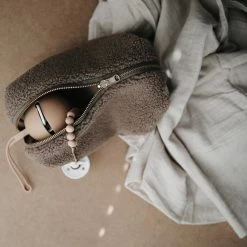 Mushie Siliconen Fopspeenhouder Stone -Kortingswinkel Voor Babyproducten mushie mushie siliconen fopspeenhouder stone 2