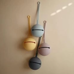 Mushie Siliconen Fopspeenhouder Tradewinds -Kortingswinkel Voor Babyproducten mushie mushie siliconen fopspeenhouder tradewinds 2