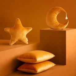 Kussen Pierrot Moon Farniente Yellow - Nobodinoz -Kortingswinkel Voor Babyproducten nobodinoz tipi en accessoires kussen pierrot moon 13