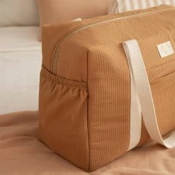 Luiertas Opera Waterproof Caramel - Nobodinoz -Kortingswinkel Voor Babyproducten nobodinoz tipi en accessoires luiertas opera water 3