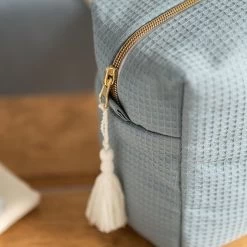 Toilettas Diva Waterproof Stone Blue - Nobodinoz 11 Toilettas Diva Waterproof Stone Blue - Nobodinoz -Kortingswinkel Voor Babyproducten nobodinoz tipi en accessoires toilettas diva water 12