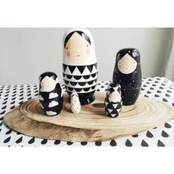 Matroesjka Poppen - Babushka - Zwart Wit - Petit Monkey -Kortingswinkel Voor Babyproducten petit monkey matroesjka poppen babushka zwart wit 2