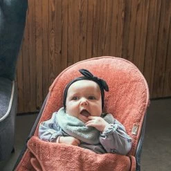 Wipstoelhoes Babybjörn Apricot Blush - Timboo -Kortingswinkel Voor Babyproducten timboo wipstoelhoes babybjoern apricot blush timbo 2